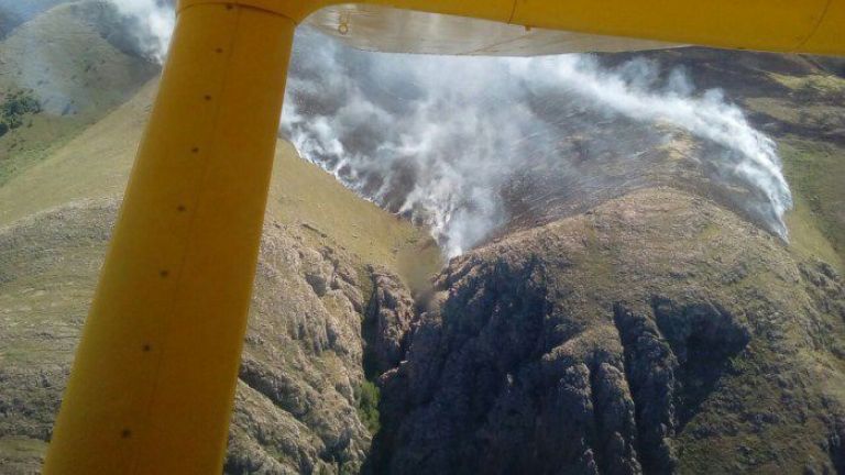 Un feroz incendio ya afectó a más de 500 hectáreas en la zona serrana