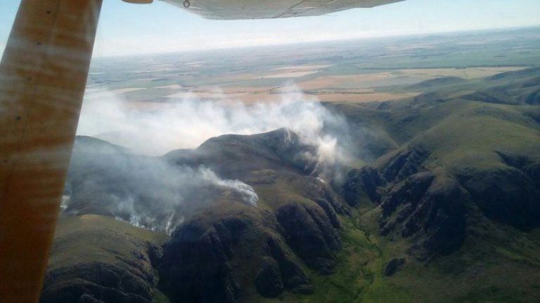 Un feroz incendio ya afectó a más de 500 hectáreas en la zona serrana