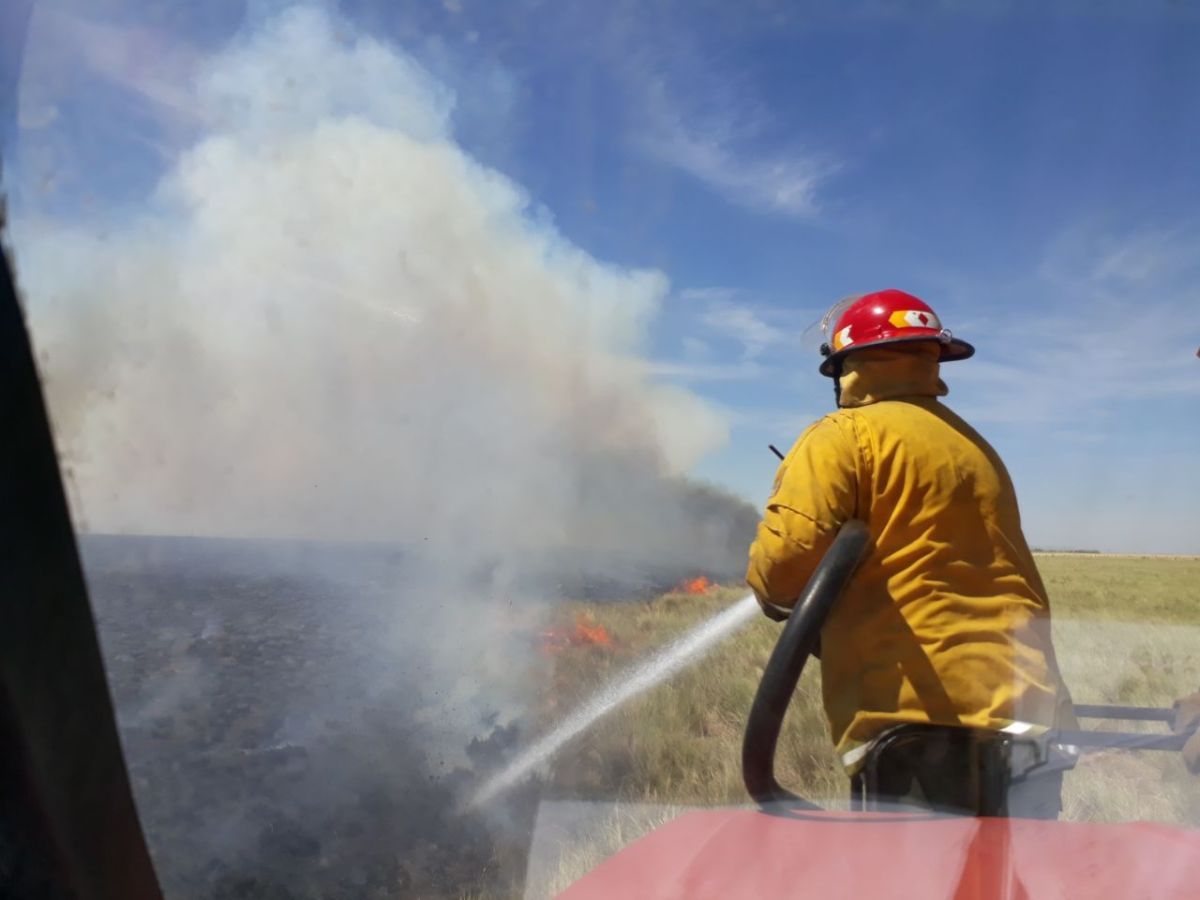 Incendios de pastizales… la pesadilla de los bomberos