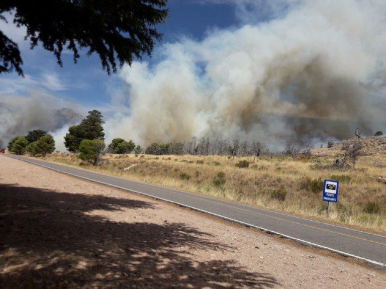 Sigue la lucha contra el fuego en las sierras