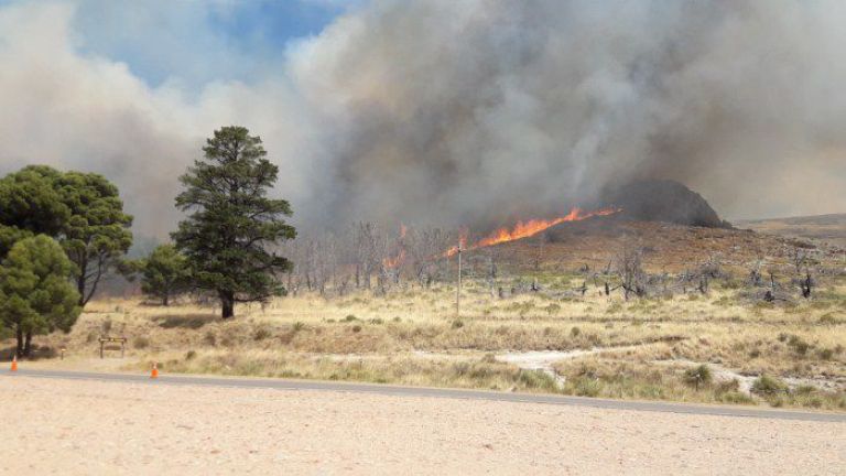 Sigue la lucha contra el fuego en las sierras