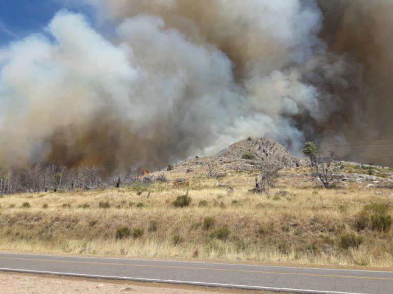 Sigue la lucha contra el fuego en las sierras