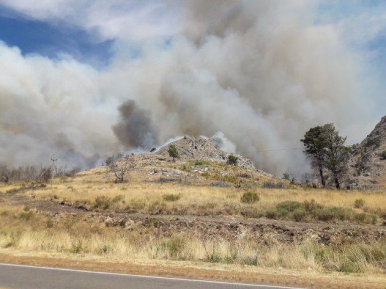 Sigue la lucha contra el fuego en las sierras