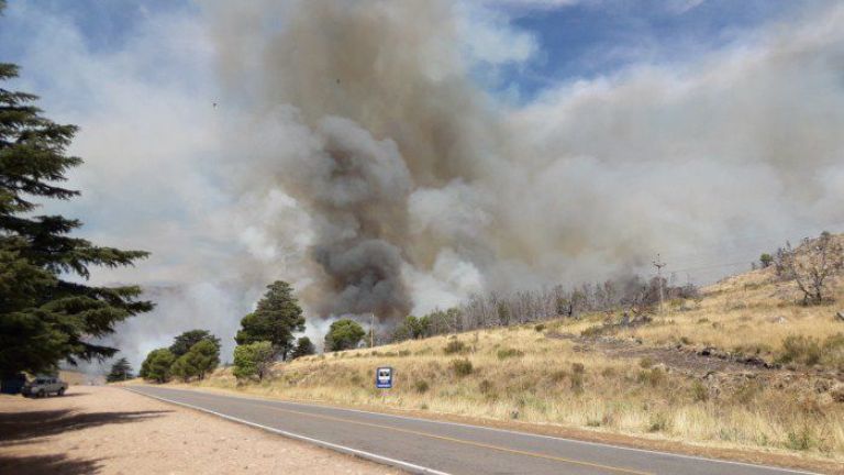Sigue la lucha contra el fuego en las sierras