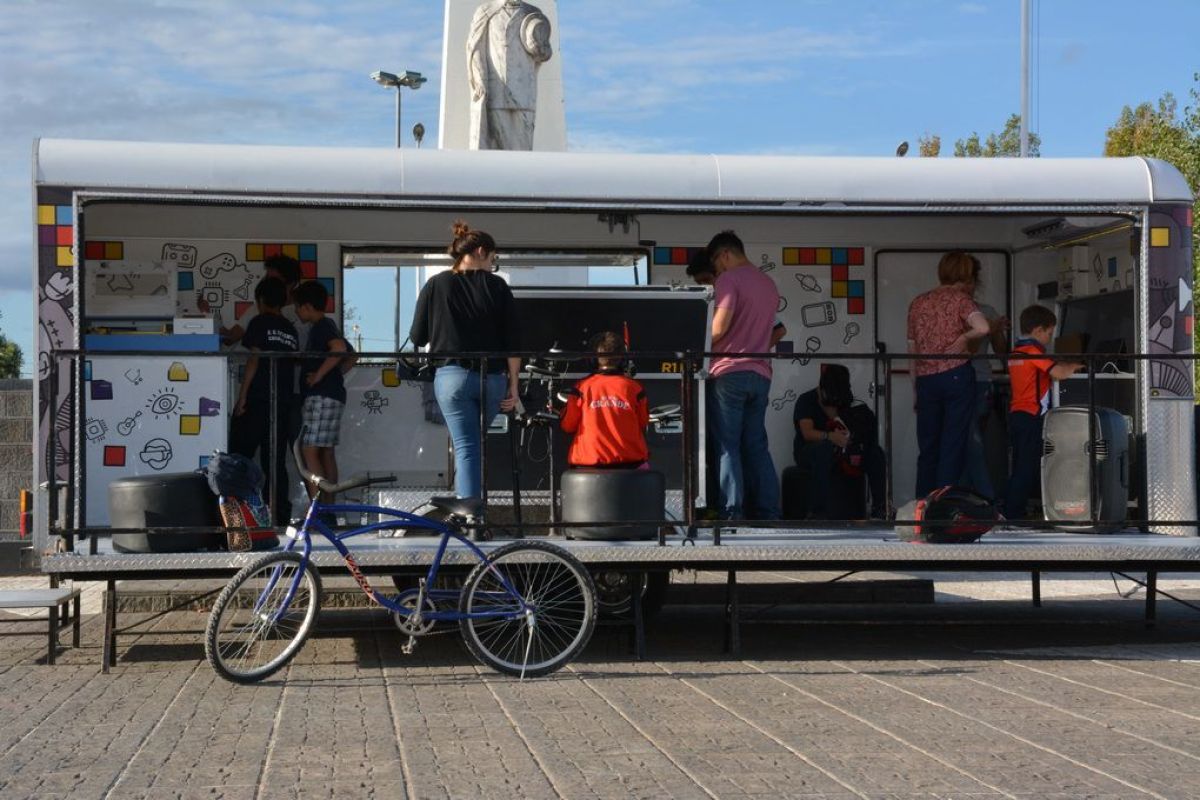 Llegó a Pringles el laboratorio  móvil 'Infinito por Descubrir'