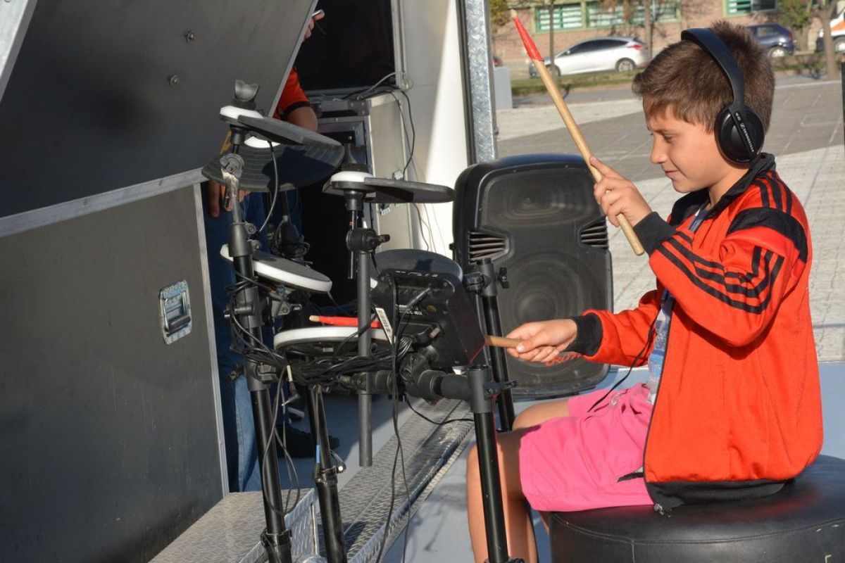 Llegó a Pringles el laboratorio  móvil 'Infinito por Descubrir'