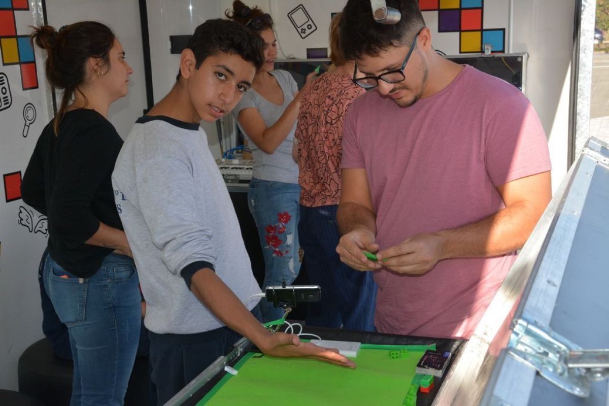 Llegó a Pringles el laboratorio  móvil 'Infinito por Descubrir'