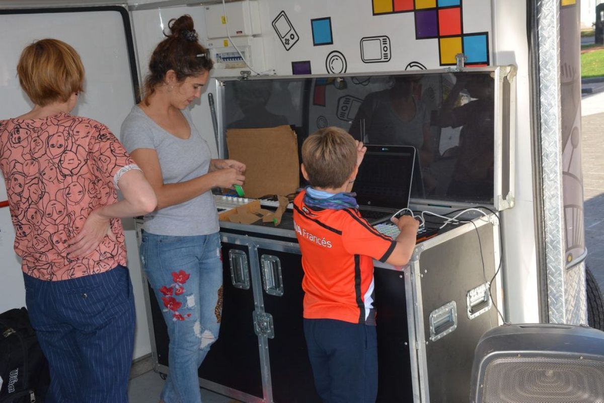 Llegó a Pringles el laboratorio  móvil 'Infinito por Descubrir'