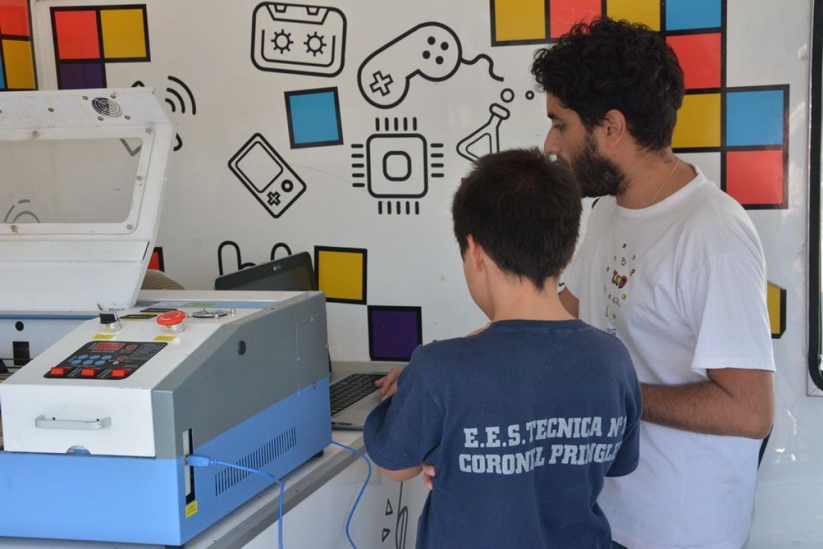 Llegó a Pringles el laboratorio  móvil 'Infinito por Descubrir'