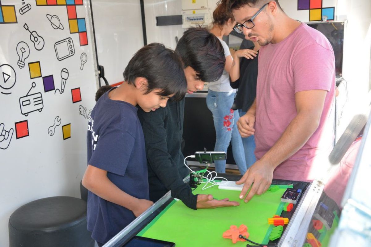 Llegó a Pringles el laboratorio  móvil 'Infinito por Descubrir'