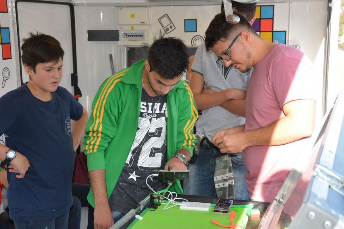 Llegó a Pringles el laboratorio  móvil 'Infinito por Descubrir'