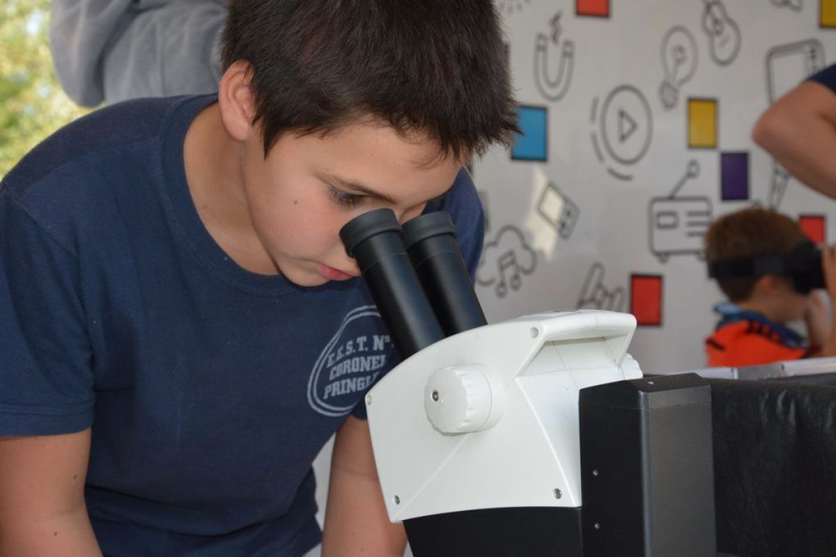 Llegó a Pringles el laboratorio  móvil 'Infinito por Descubrir'