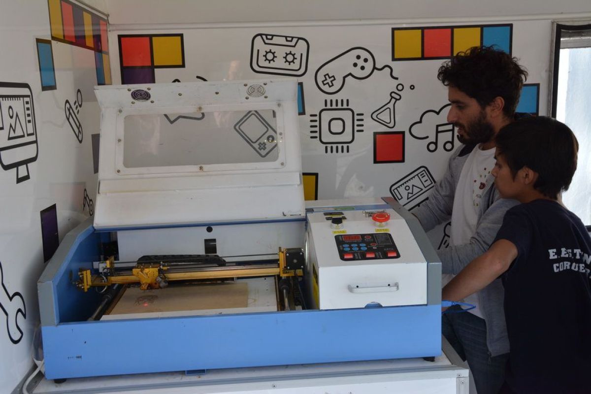 Llegó a Pringles el laboratorio  móvil 'Infinito por Descubrir'