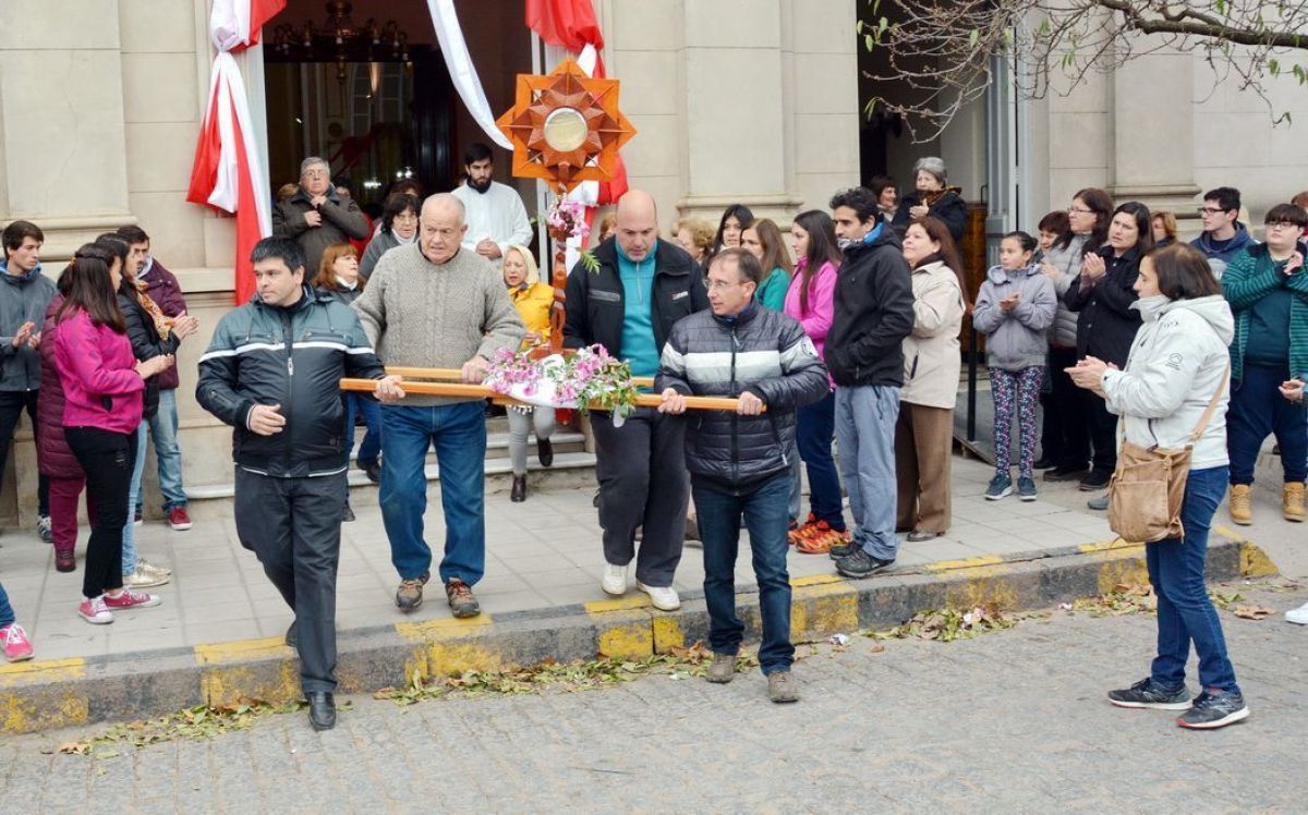 Corpus Christi: Jesús caminó por las calles de Pringles