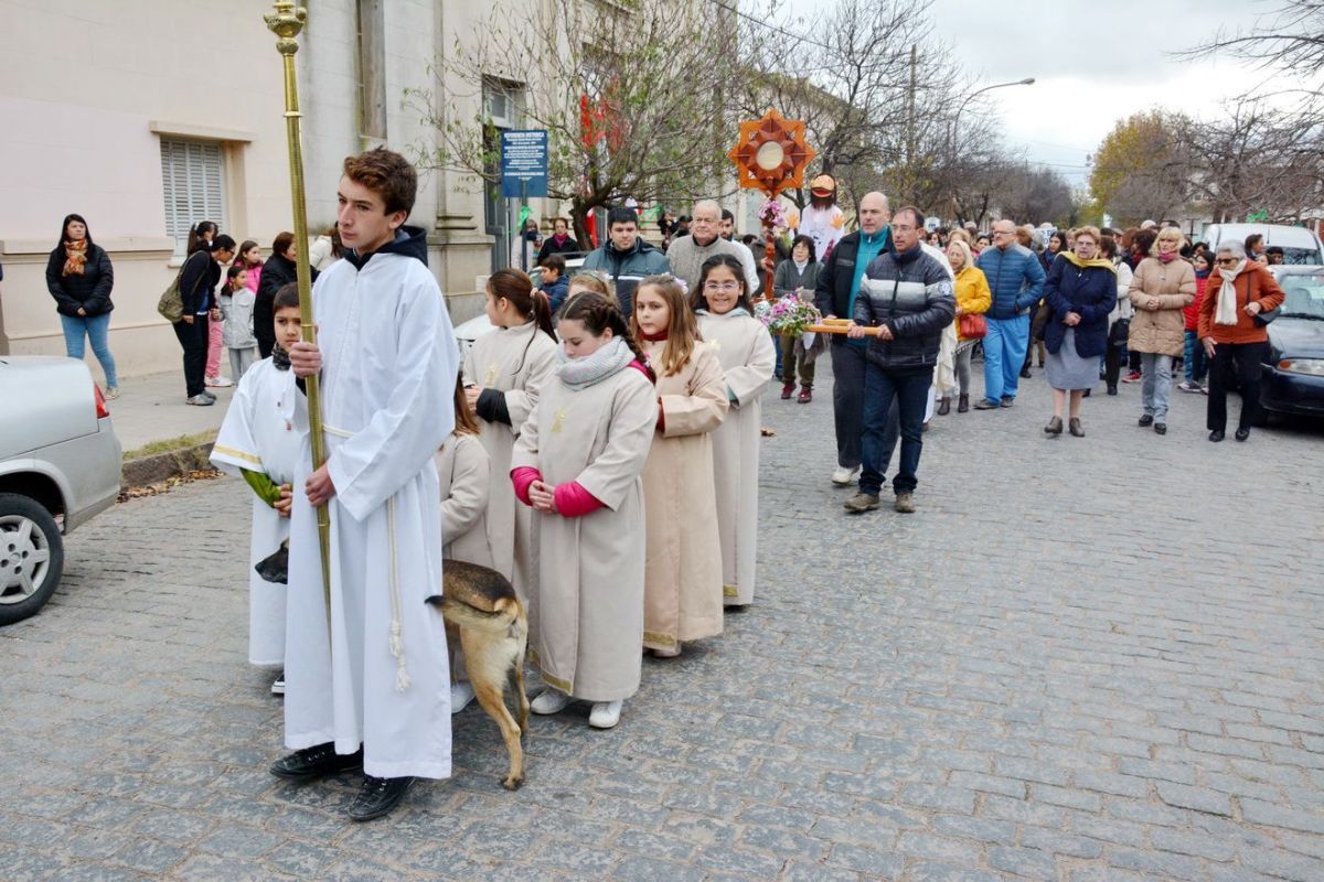 Corpus Christi: Jesús caminó por las calles de Pringles