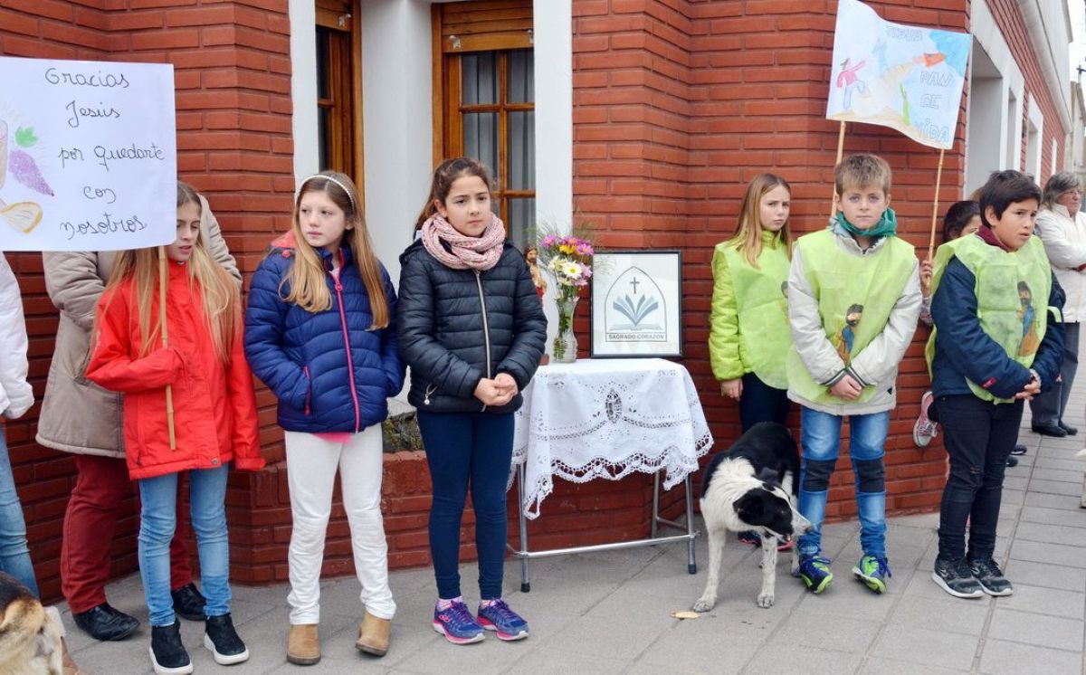 Corpus Christi: Jesús caminó por las calles de Pringles