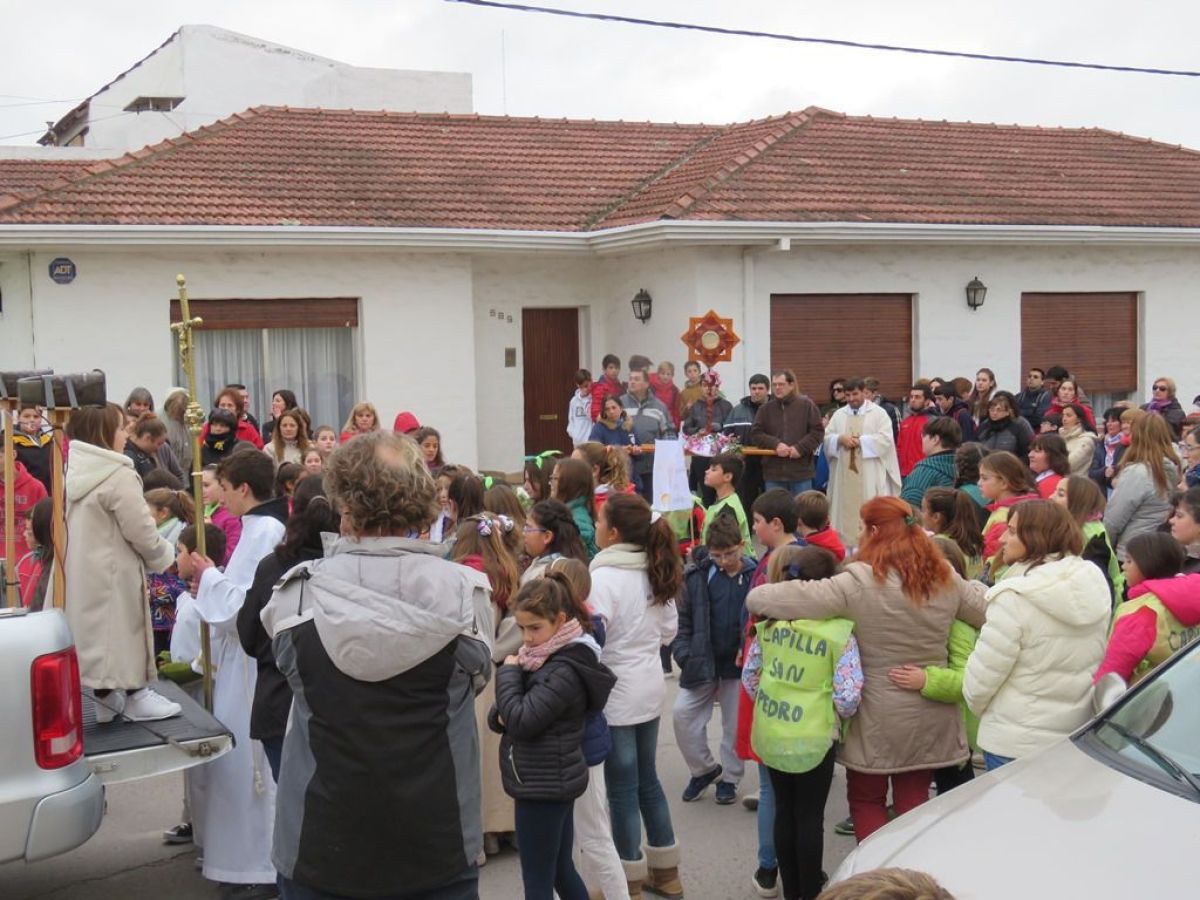 Corpus Christi: Jesús caminó por las calles de Pringles