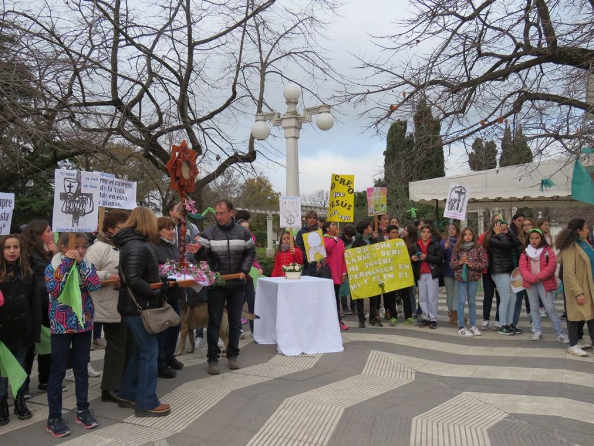 Corpus Christi: Jesús caminó por las calles de Pringles