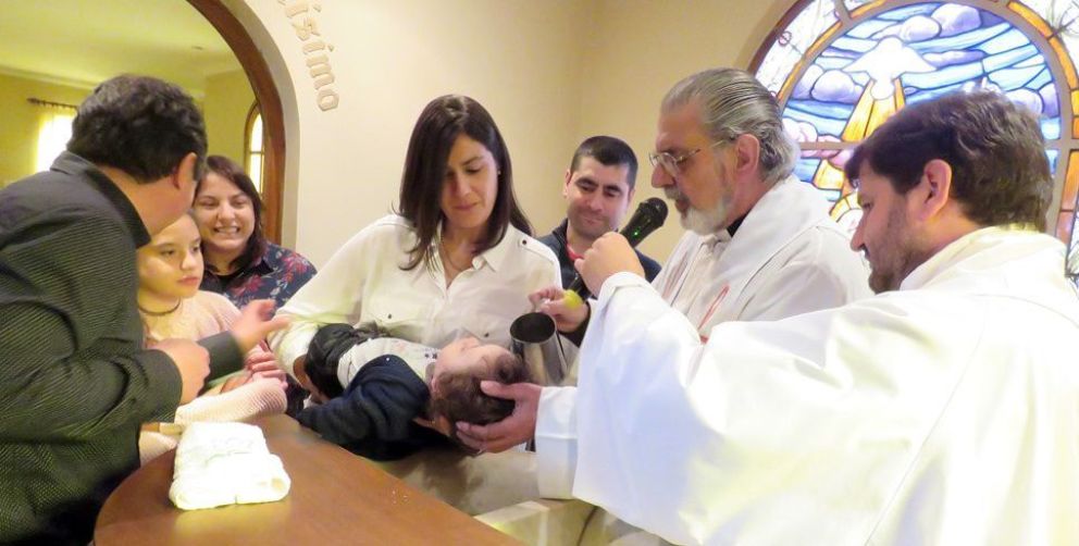 En Bautismo explicado, niños recibieron su primer sacramento