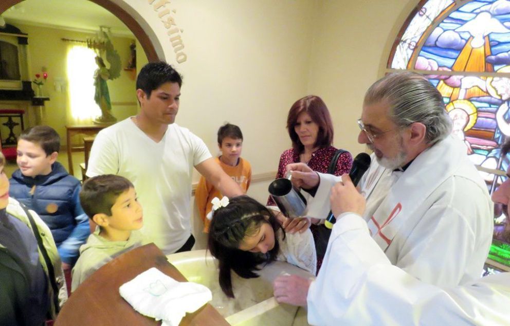 En Bautismo explicado, niños recibieron su primer sacramento