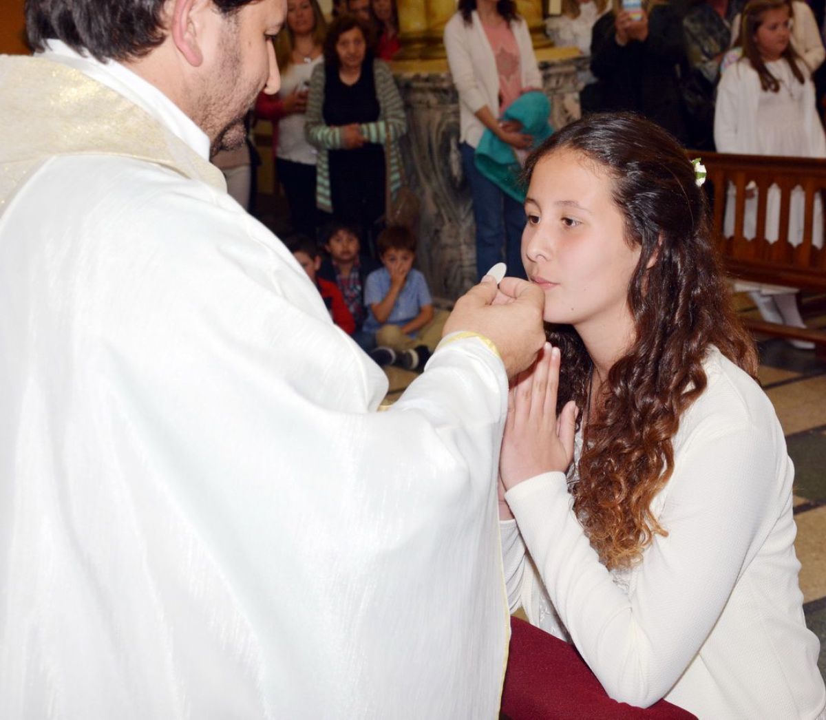 54 niños del Sagrado Corazón tomaron su primera comunión
