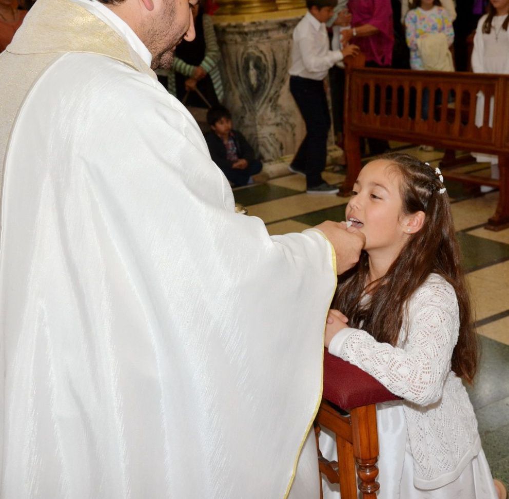 54 niños del Sagrado Corazón tomaron su primera comunión