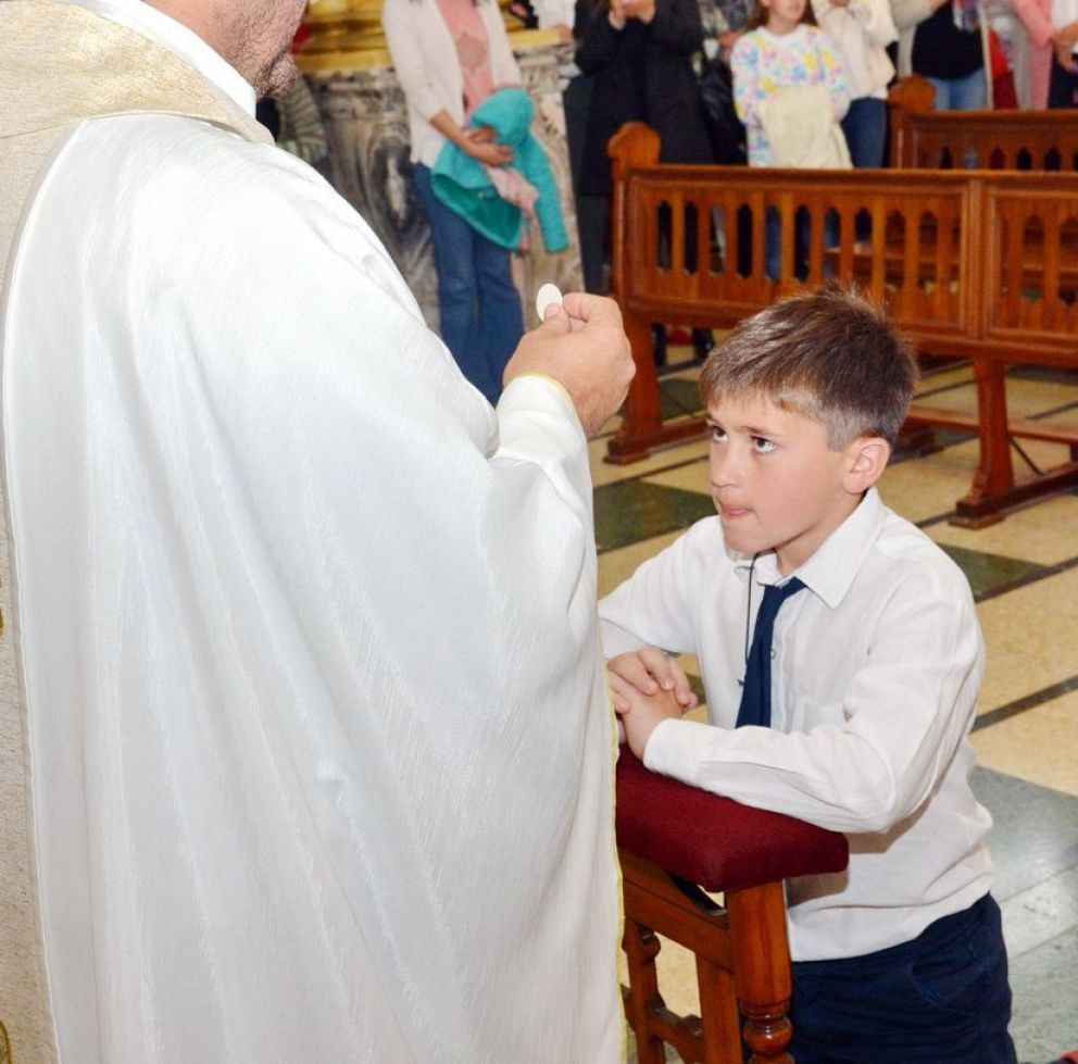 54 niños del Sagrado Corazón tomaron su primera comunión