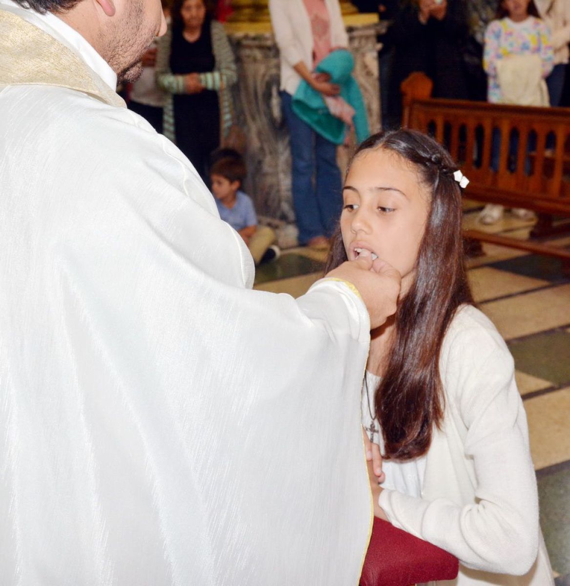 54 niños del Sagrado Corazón tomaron su primera comunión