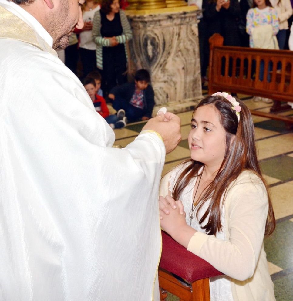 54 niños del Sagrado Corazón tomaron su primera comunión