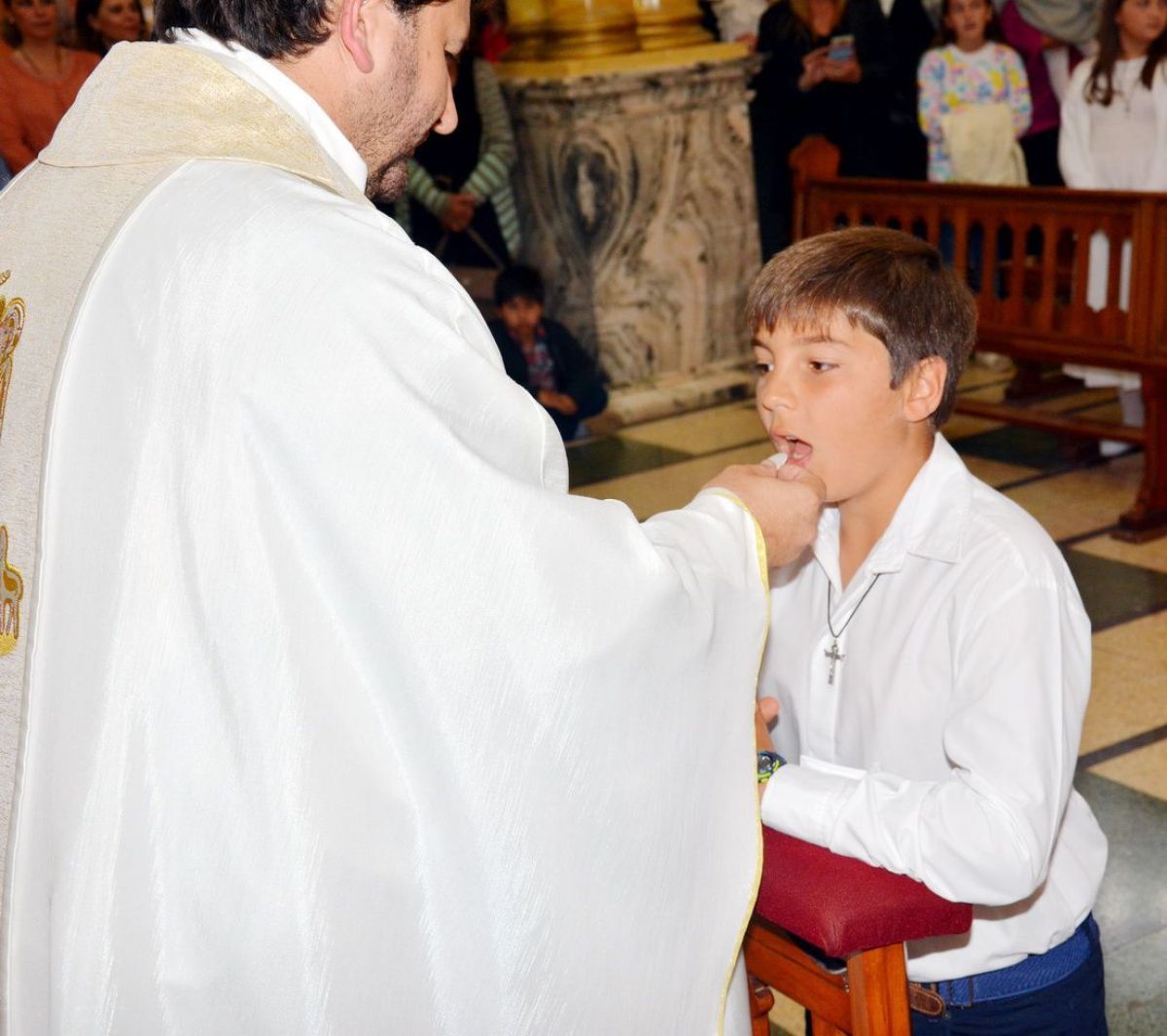 54 niños del Sagrado Corazón tomaron su primera comunión