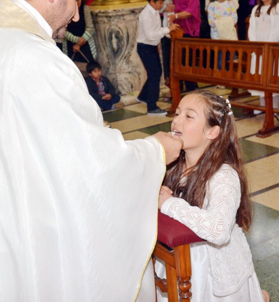 54 niños del Sagrado Corazón tomaron su primera comunión