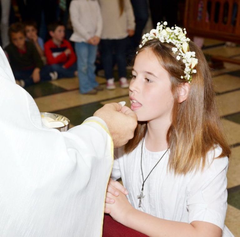 54 niños del Sagrado Corazón tomaron su primera comunión