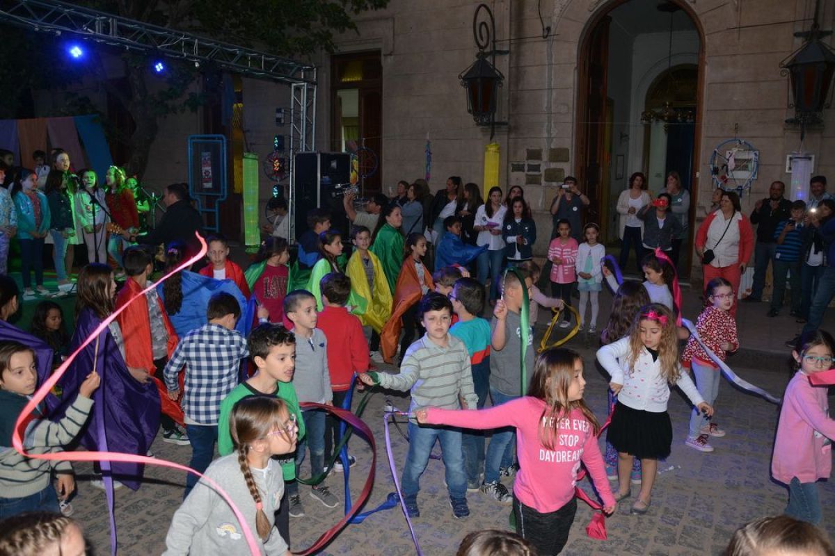 Alegre acto recreativo en  la Escuela de Estética Nº 1