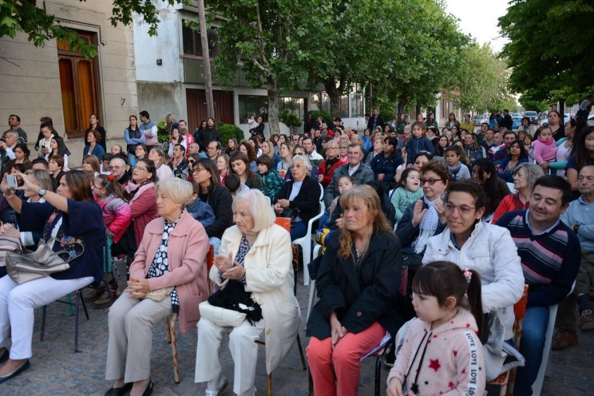 Alegre acto recreativo en  la Escuela de Estética Nº 1