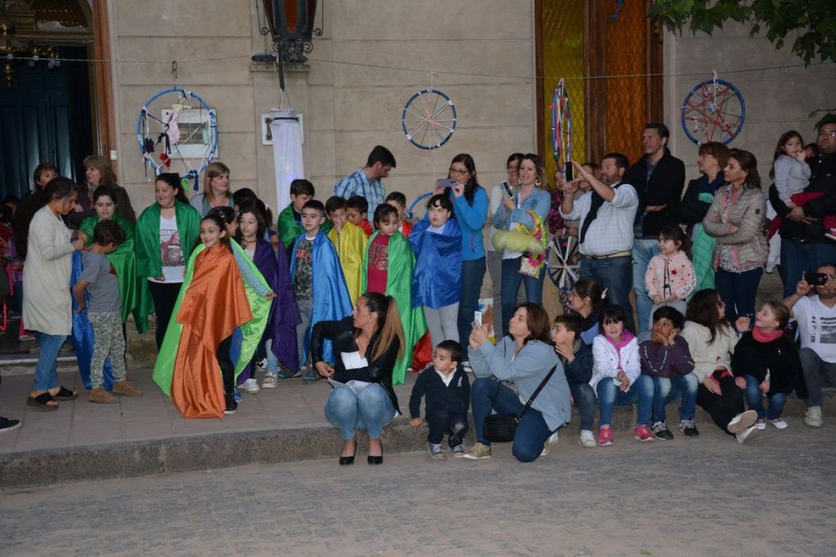 Alegre acto recreativo en  la Escuela de Estética Nº 1
