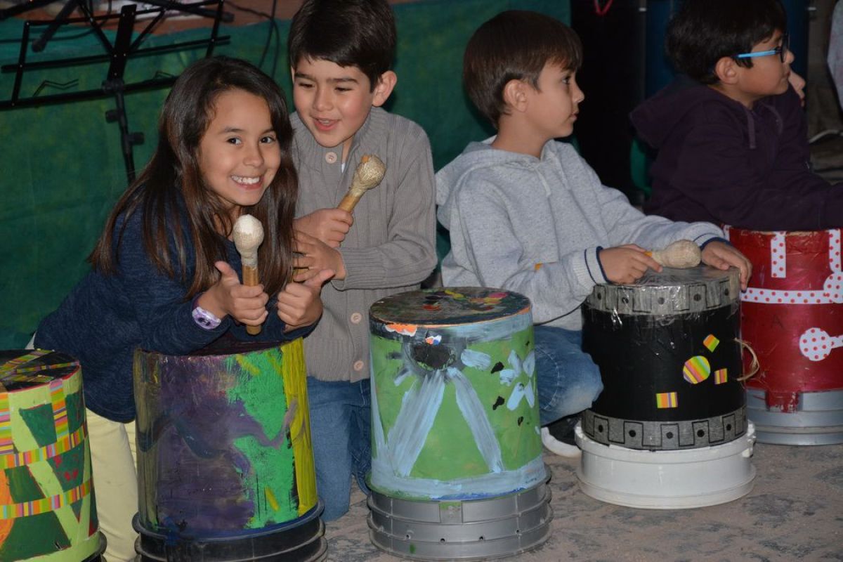 Alegre acto recreativo en  la Escuela de Estética Nº 1