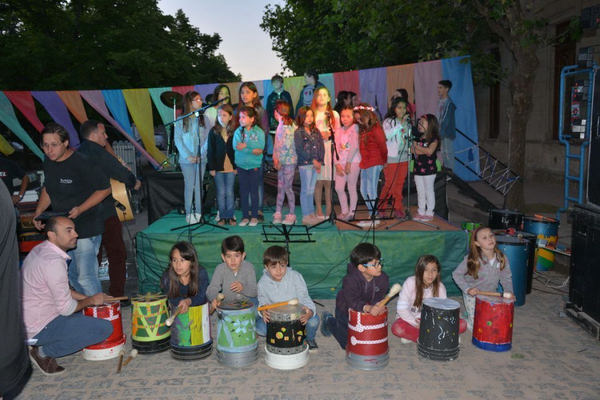 Alegre acto recreativo en  la Escuela de Estética Nº 1