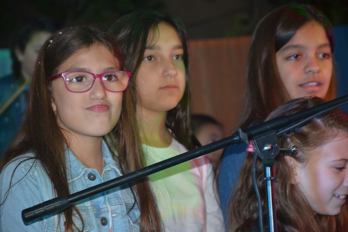 Alegre acto recreativo en  la Escuela de Estética Nº 1