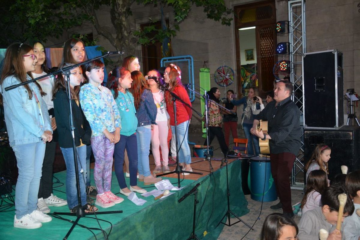 Alegre acto recreativo en  la Escuela de Estética Nº 1