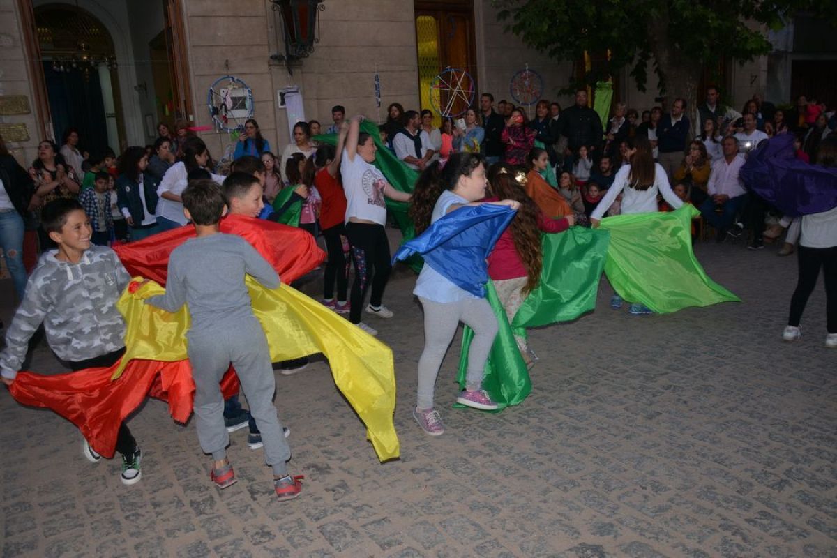 Alegre acto recreativo en  la Escuela de Estética Nº 1