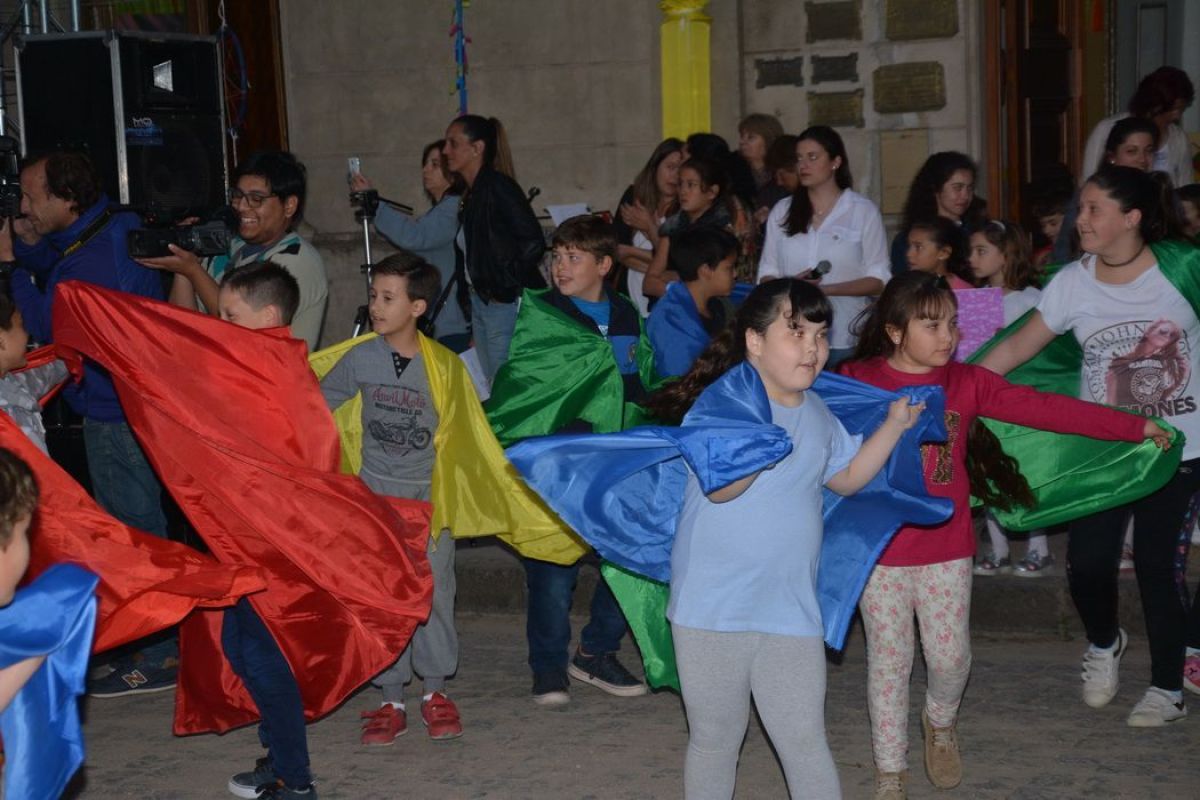 Alegre acto recreativo en  la Escuela de Estética Nº 1