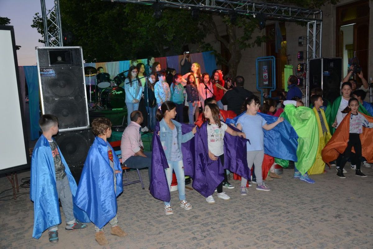 Alegre acto recreativo en  la Escuela de Estética Nº 1