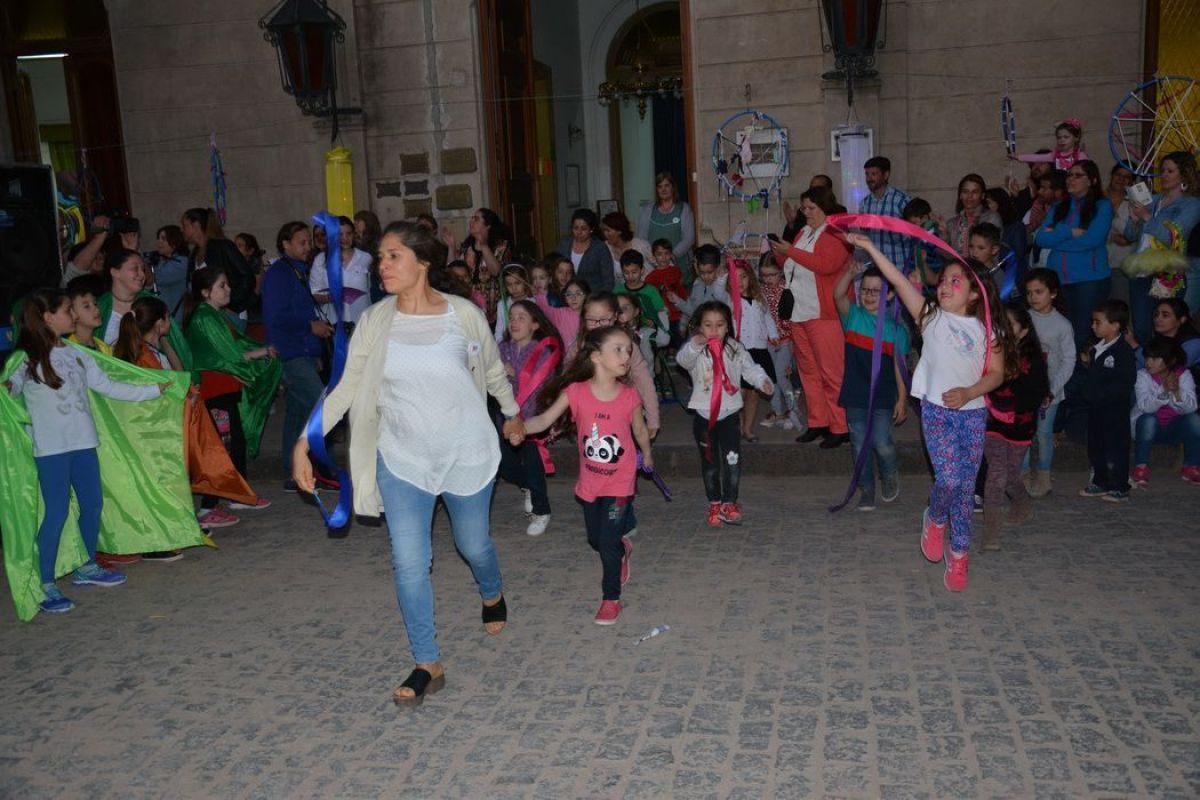Alegre acto recreativo en  la Escuela de Estética Nº 1
