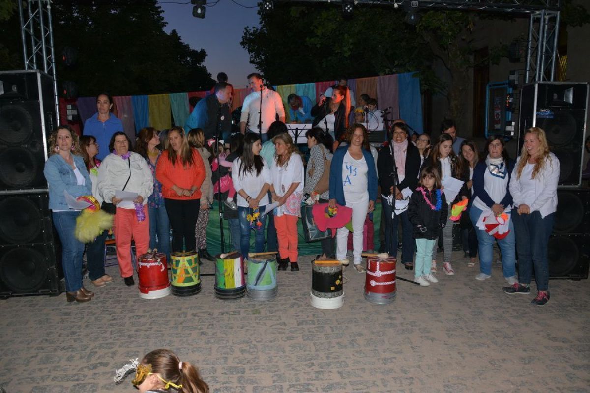Alegre acto recreativo en  la Escuela de Estética Nº 1