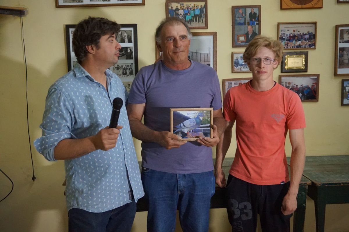 Entrega de premios a los mejores exponentes colombófilos locales