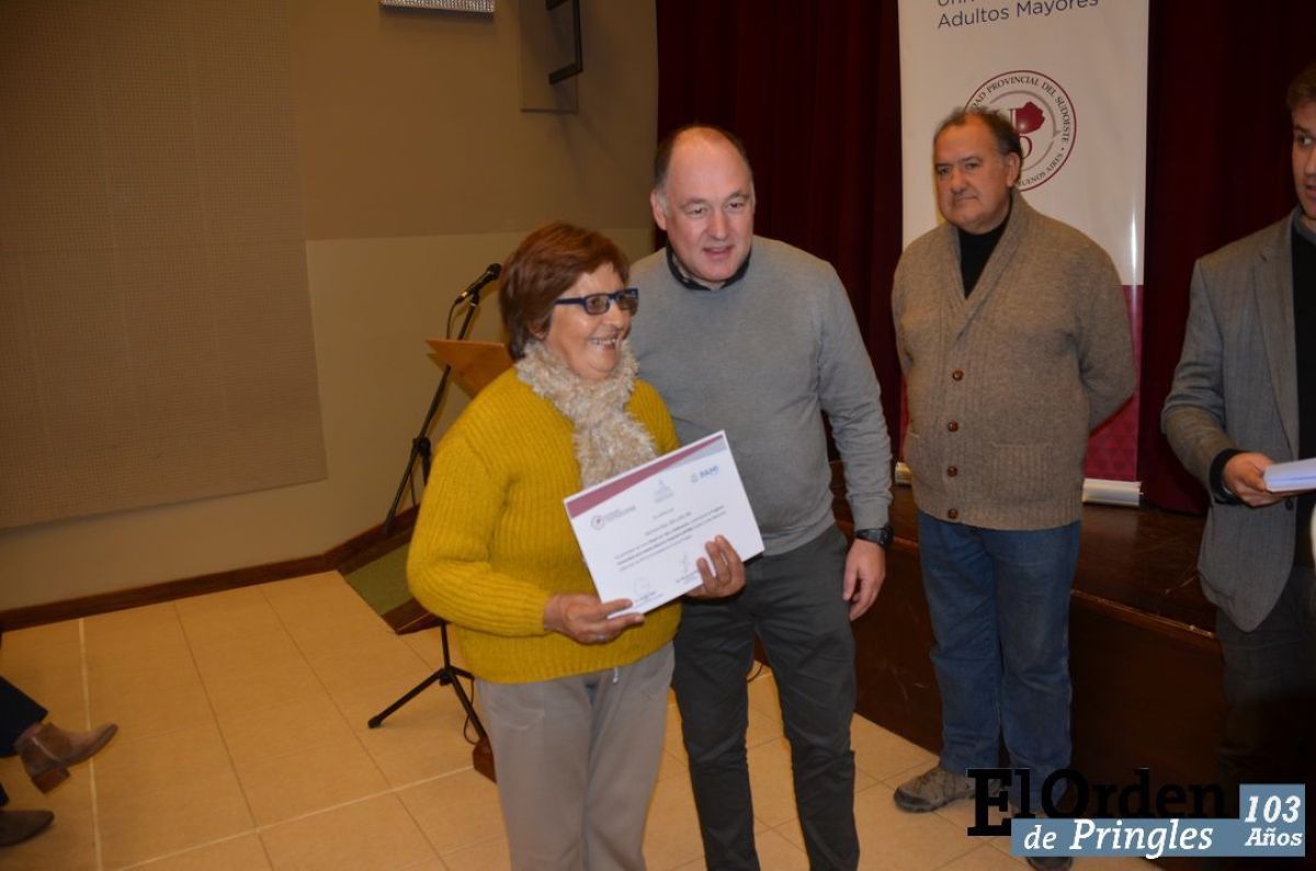 Se hizo entrega de certificados a más de 20  Adultos Mayores