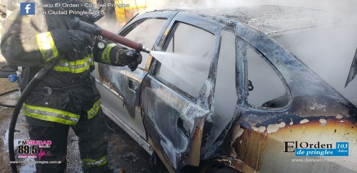 Se incendió un vehículo: pérdidas totales