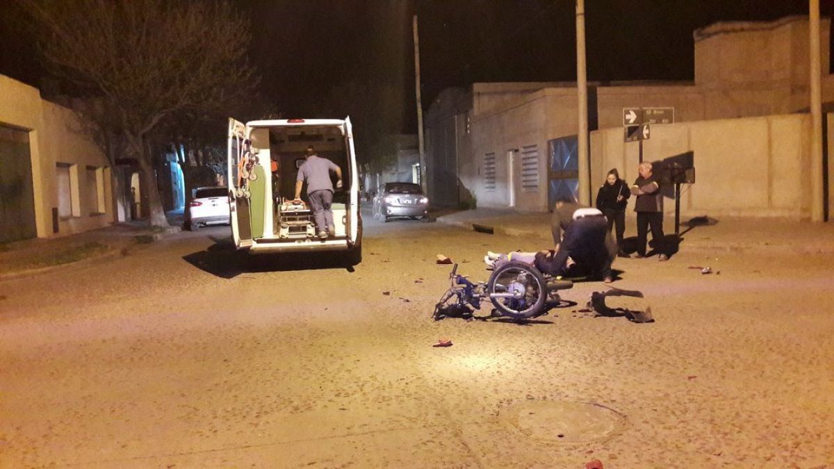 Violento choque entre un auto y una moto | El Orden de Pringles