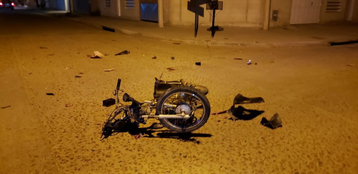 Violento choque entre un auto y una moto | El Orden de Pringles