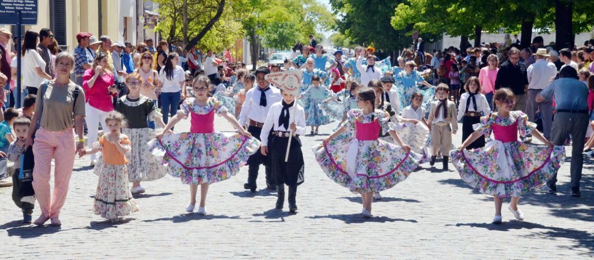 Gran lucimiento de jinetes y emprendados en el desfile gaucho